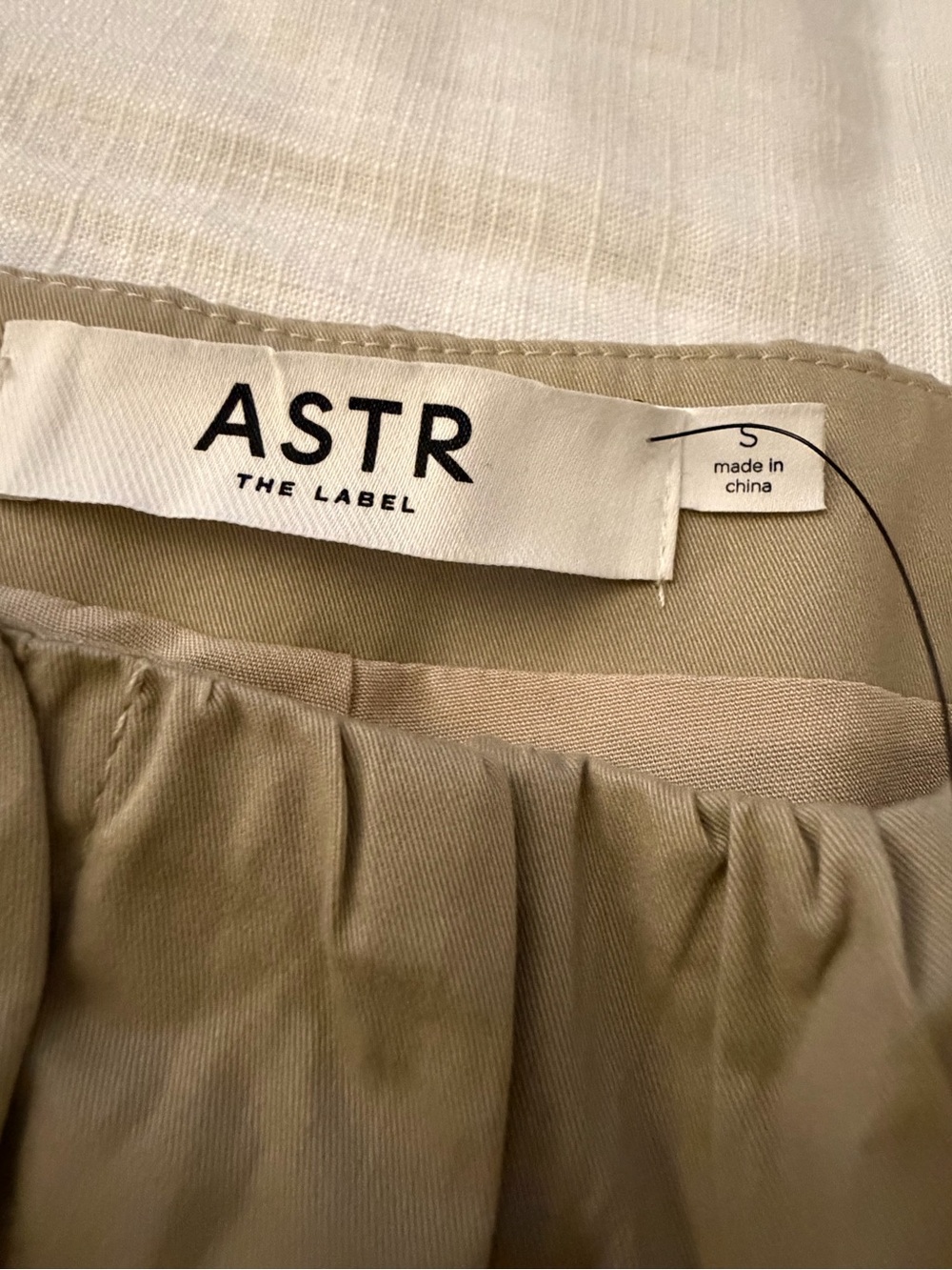 ASTR The Label Margeen Pleated High Waist Khaki Shorts Size S NWOT - Picture 8 of 9
